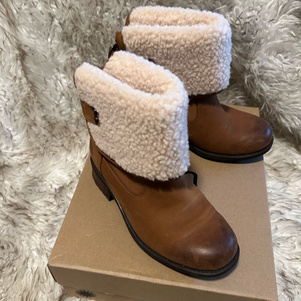 UGG W Aldon size 5 boots; multi style wear option. Great condition